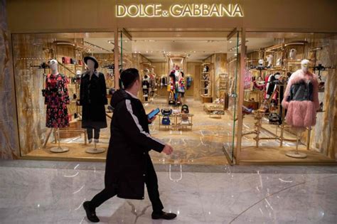 D&G“辱华”风波：意大利中国留学生抗议 多家网购平台下架 